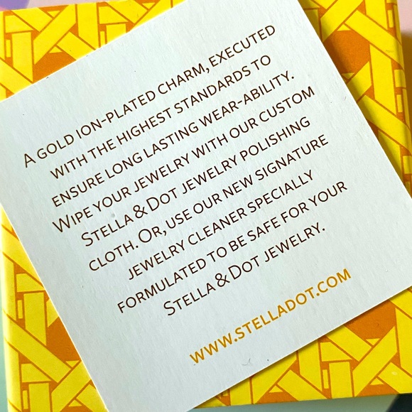 Stella & Dot Clover K Charm- gold - Picture 2 of 4